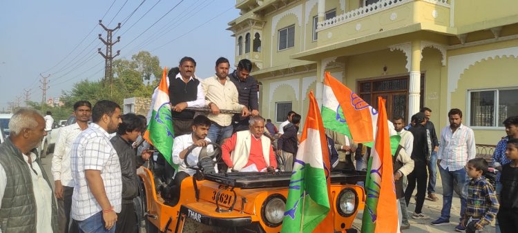 राज्यमंत्री को ग्राम पंचायत सहनवा में वाहन रेली एवं जगह जगह बुलडोजर से पुष्प वर्षा आतिशबाजी कर कार्यकर्ता लाए शिलान्यास समारोह में।