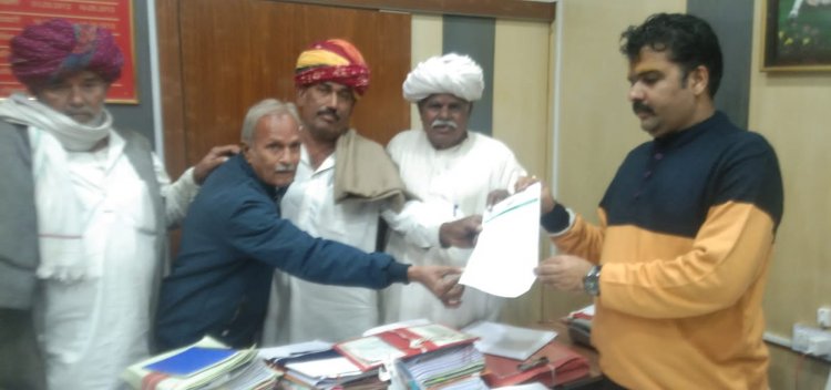 किसानों की विभिन्न मांगों को लेकर भारतीय किसान यूनियन (टिकेत) ने राष्ट्रपति के नाम जिला परिषद के मुख्य कार्यकारी अधिकारी को सौंपा ज्ञापन।