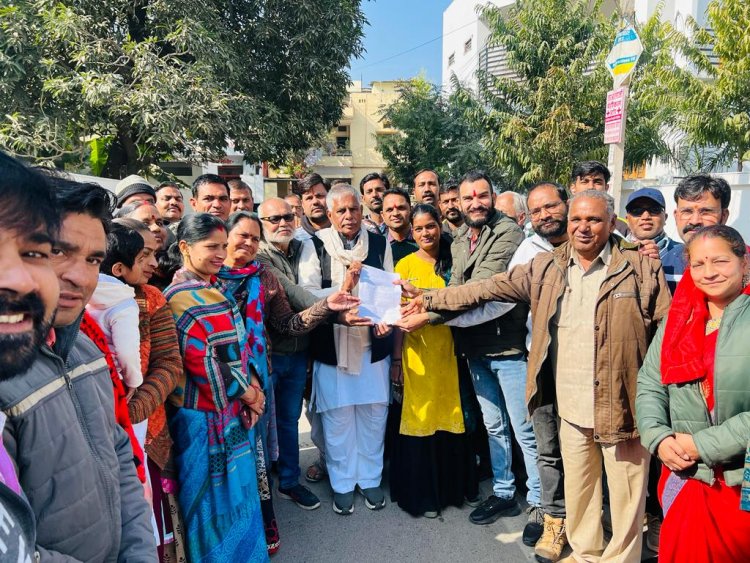 मूलभूत सुविधाओं के अभाव में चन्देरिया वासियों ने राज्यमंत्री को सौंपा ज्ञापन।