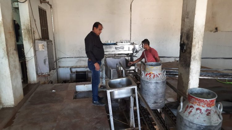 418 किलोग्राम सोरबिटोल और 40 किलो दूध किया नष्ट* दूध में मिलावट करने लिए रखा हुए था सोरबिटोल चिकित्सा विभाग की टीम ने पुलिस की मौजूदगी में किया नष्ट शु़द्ध के लिए युद्ध अभियान