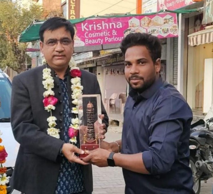 जिला क्रिकेट संघ सचिव शक्ति सिंह राठौड़ का राजस्थान क्रिकेट एसोसिएशन में उपाध्यक्ष के पद पर निर्विरोध निर्वाचित होने पर क्रिकेटर संजय राव ने माला पहना व स्मृति चिन्ह भेंट कर स्वागत किया