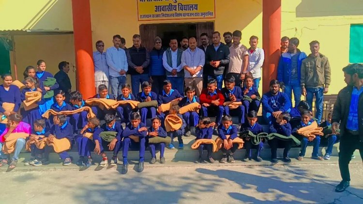स्वामी विवेकानंद युवा संस्थान ने अनाथ और मुखबधिर बच्चों को बांटे गए ऊनी कंबल।