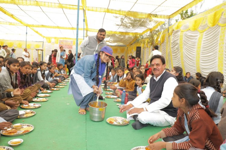सहकारिता मंत्री का बच्चों के प्रति स्नेह!*