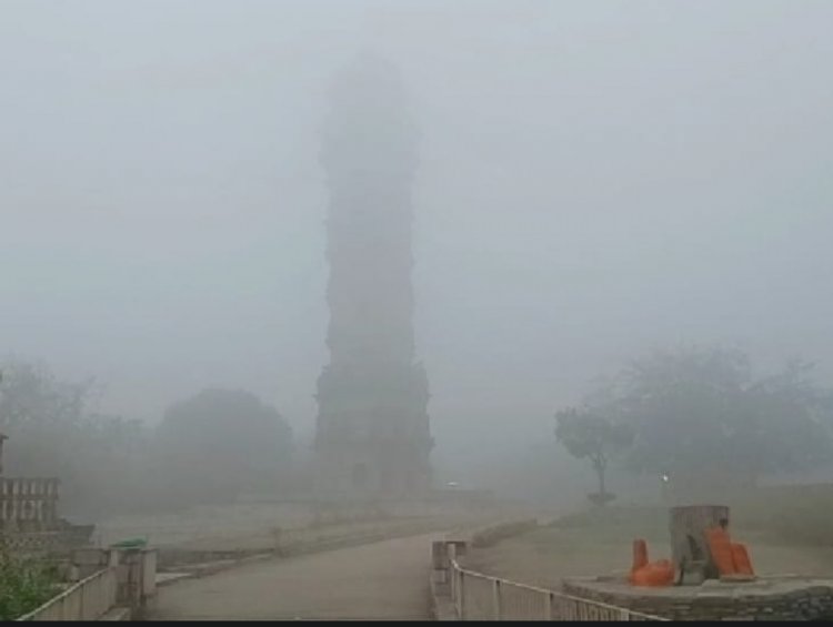 घने कोहरे के चपेट में चित्तौड़ : सड़कों पर छाई सफेद धुंध , गाड़ियों की रफ्तार हुई धीमी , एक बार फिर महसूस हुई ठंड