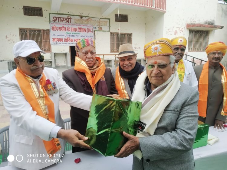 वरिष्ठो का सम्मान कर मंच हुवा अभिभूत 108 वरिष्ठो को किया विभिन्न पुरुस्कारों से सम्मानित।