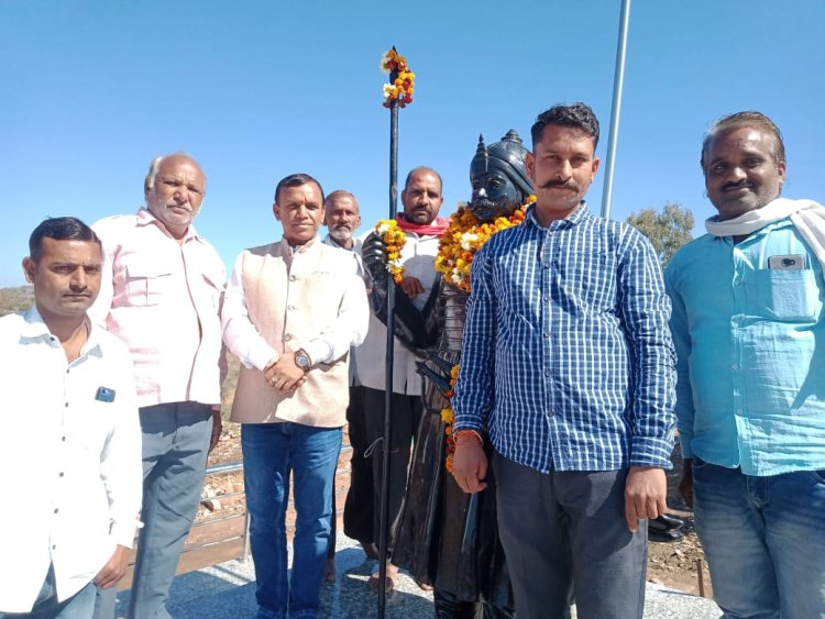 बिजयपुर में महाराणा प्रताप की पुण्यतिथि पर प्रतिमा पर करी पुष्पांजलि अर्पित।