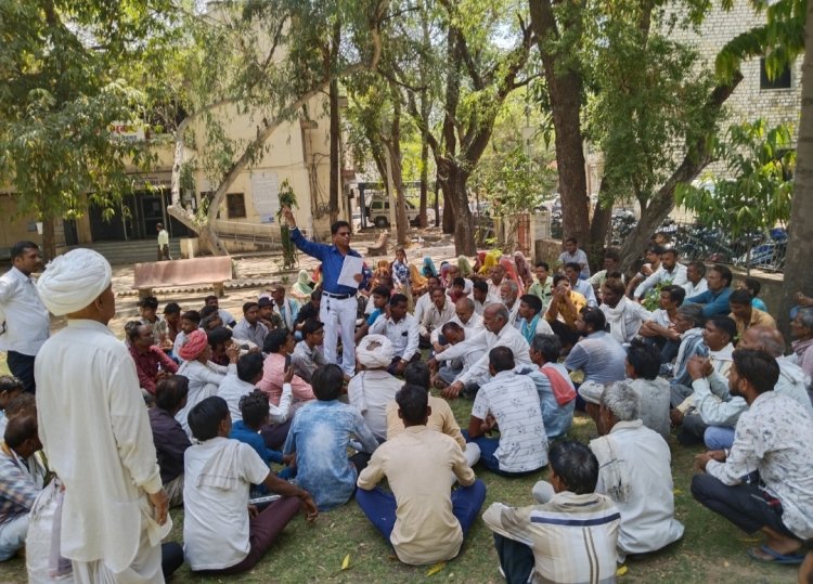 *चित्तौड़गढ़ जिला मुख्यालय पर रेगर समाज ने प्रधान के बेटे के खिलाफ किया प्रदर्शन: ग्रामीण बोले, विकलांग के साथ की मारपीट, झूठे केस में फंसाया।*