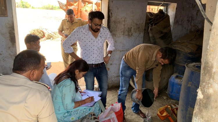 साँवरिया होटल गंगरार के पीछे 18 प्लास्टिक के ड्रर्मो में भरा हुआ 4230 लिटर अवैध पट्रोलियम पदार्थ जप्त, आरोपी फरार।