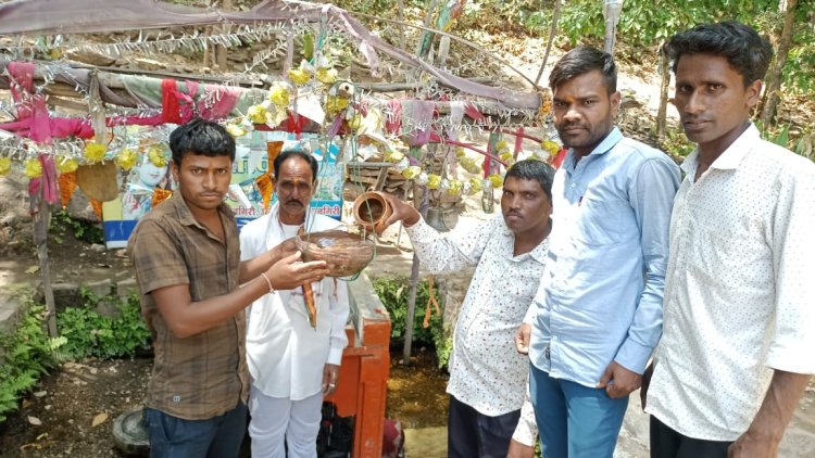 कना माता मंदिर परिसर में पक्षियों के पानी पीने के लिए बांधे परिंडे