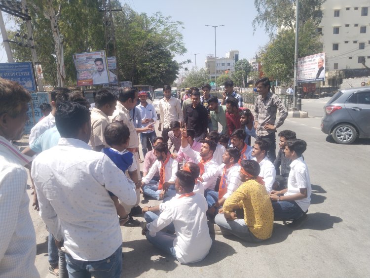 *अग्निवीर और यूनिवर्सिटी परीक्षा की डेट सेम:ABVP के साथ स्टूडेंट्स ने किया प्रदर्शन, धूप में सड़क पर बैठे।*