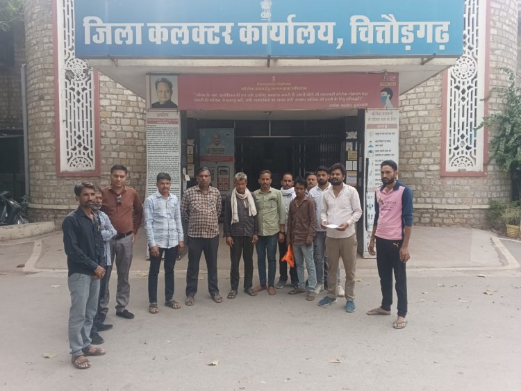 फर्नीचर काम के बकाया रूपयों की मांग करने पर पार्षद के भाई द्वारा मारपीट करने पर सुथार समाज ने एसपी कलेक्टर को सौंपा ज्ञापन।