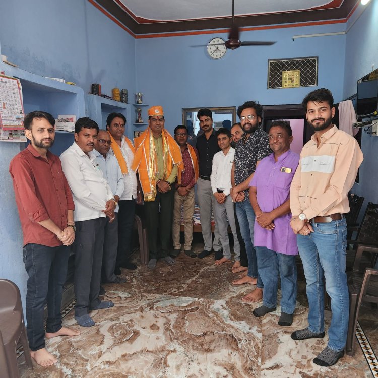 अल्प प्रवास पर आए पाली उप जिलाप्रमुख चौधरी और साथियों का मेवाड़ी पाग व उपरना पहनाकर किया स्वागत
