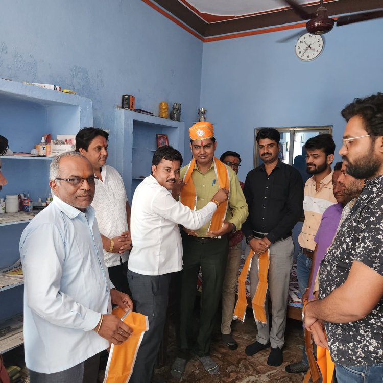 अल्प प्रवास पर आए पाली उप जिलाप्रमुख चौधरी और साथियों का मेवाड़ी पाग व उपरना पहनाकर किया स्वागत