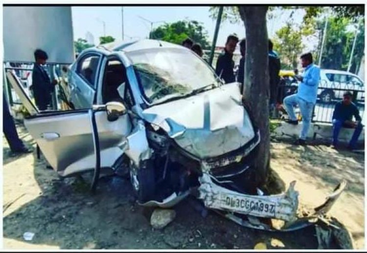 सुबह एक कार के पेड़ से टकरा जाने से दंपति और उनके तीन बच्चा