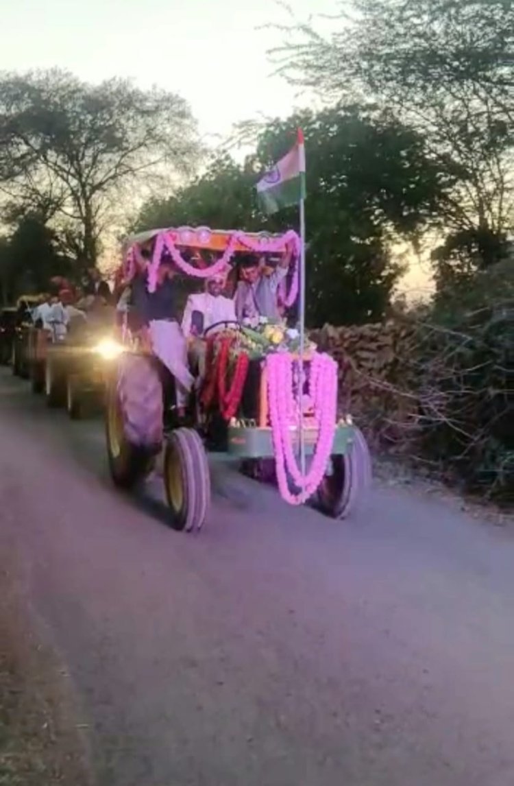 एक सौ एक ट्रेक्टर बारात में लेकर पहुंचा दूल्हा सरपंच राजकुमार जाट किसान हैं तो किसानी अंदाज़ में ही छोटे भाई की बारात ले जाने का किया फैसला।