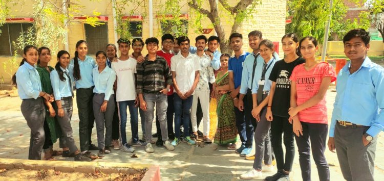 सेल्फी विथ परिंडा अभियान के तहत एबीवीपी महात्मा गांधी राजकीय उच्च माध्यमिक विद्यालय इकाई ने बांधे परिंडे। 