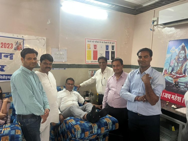महेश नवमी महोत्सव के अवसर पर जिला अस्पताल मे आयोजित शिविर मे समाजजनो ने किया रक्तदान।