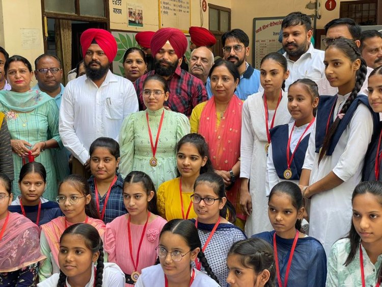 *ਕੈਬਨਿਟ ਮੰਤਰੀ ਡਾ. ਬਲਜੀਤ ਕੌਰ ਨੇ 10ਵੀਂ ਜਮਾਤ ਦੀ ਪ੍ਰੀਖਿਆ 'ਚ ਅੱਵਲ ਰਹਿਣ ਵਾਲੇ ਵਿਦਿਆਰਥੀਆਂ ਨੂੰ ਕੀਤਾ ਸਨਮਾਨਿਤ* *ਮੁੱਖ ਮੰਤਰੀ ਭਗਵੰਤ ਮਾਨ ਦੀ ਅਗਵਾਈ ਵਾਲੀ ਪੰਜਾਬ ਸਰਕਾਰ ਵਿਦਿਆਰਥੀਆਂ ਦੀ ਭਲਾਈ ਲਈ ਵਚਨਬੱਧ*