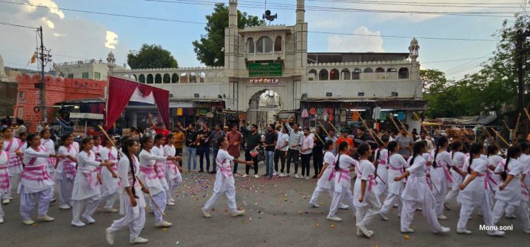 चित्तौड़ी आठम महोत्सव समिति ने शहर मे निकले पथ संचलन पर पुष्प वर्षा कर स्वागत किया।