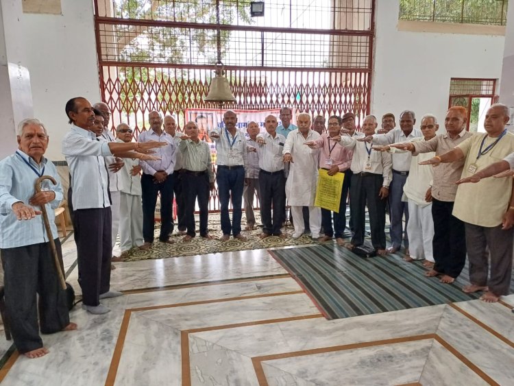 वरिष्ठो ने रोजाना कुछ घंटे मोबाइल से दूर रहने की ली सामूहिक शपथ।