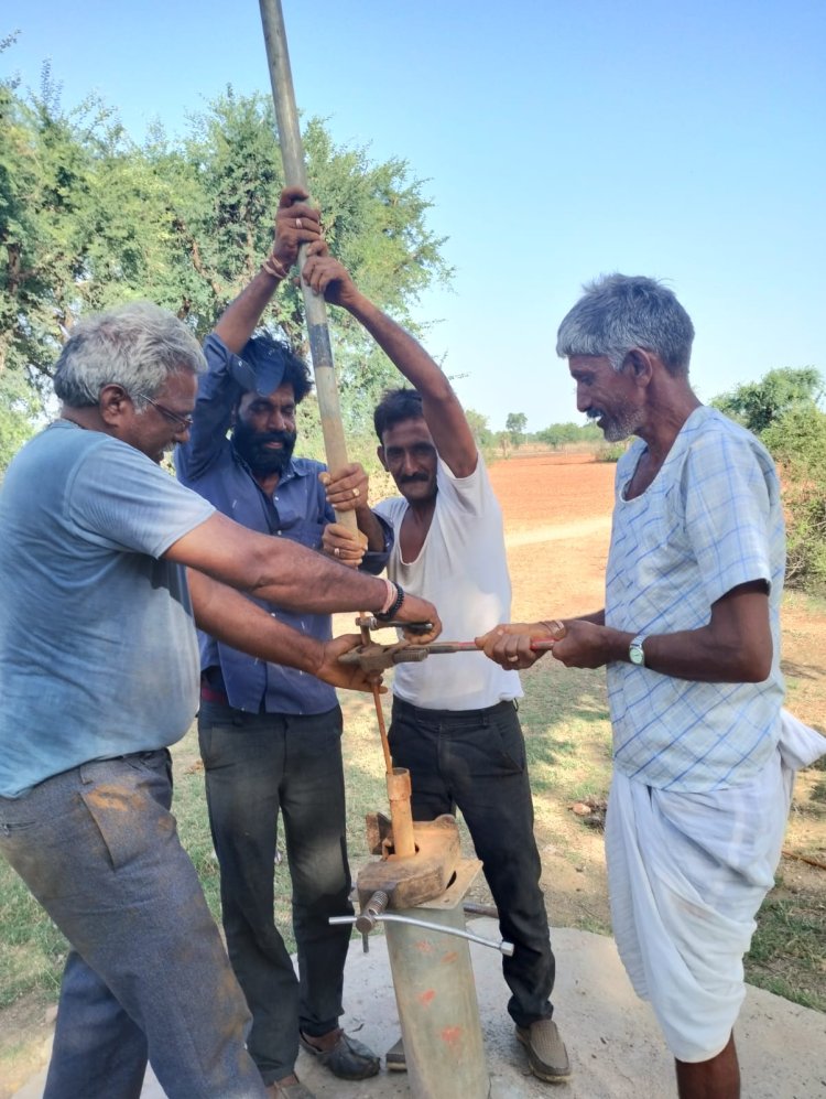 हैंडपंप मिस्त्री को सुचना मिलते ही हैंडपंप ठीक करने के लिए पहुंचे