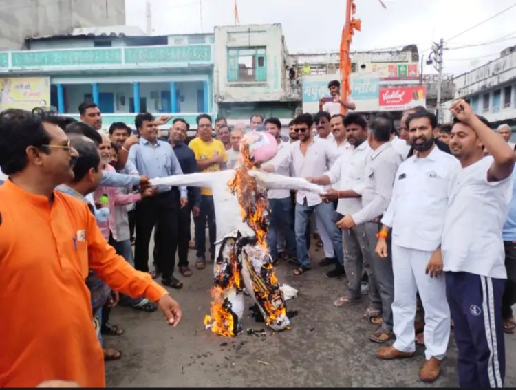 नपा अध्यक्ष के निलंबन का मामला: भाजपा ने किया विरोध प्रदर्शन, सीएम और स्वास्थ्य शासन मंत्री का पुतला फूंका