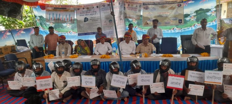 1300 सड़क सुरक्षा अग्रदूतों को किये हेलमेट वितरण।डूंगला पंचायत की 26 ग्राम पंचायतों के अग्रदूतों को किये वितरित।