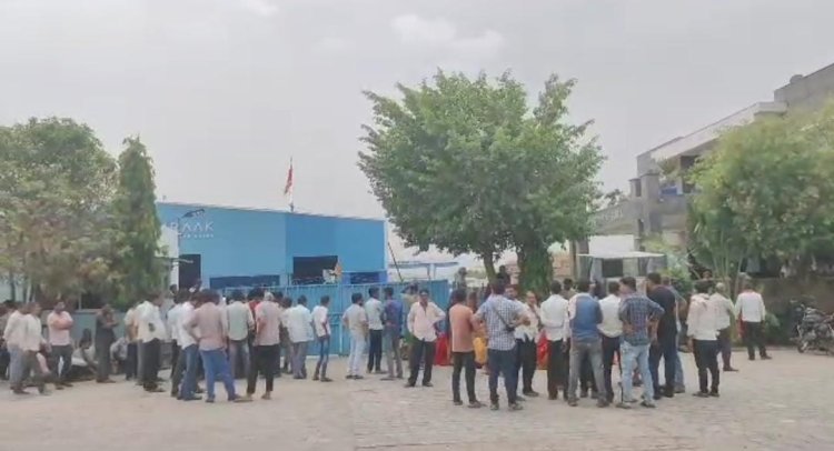 मजदूर की मौत के बाद फैक्ट्री मे ग्रामीणों का हंगामा, सहायता राशि के आश्वासन पर शांत हुआ मामला।