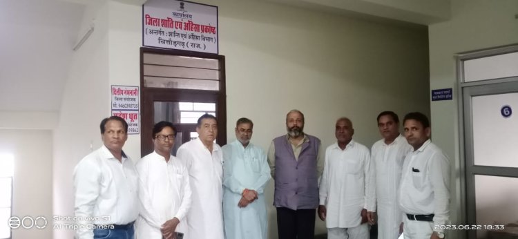 जिला शांति एवं अहिंसा प्रकोष्ठ के कार्यालय का राज्यमन्त्री डॉ. यादव एवं निदेशक शर्मा ने अवलोकन किया