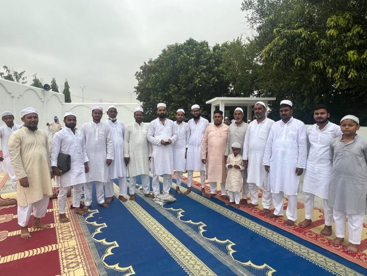 यूपी के आजमगढ़ में शांतिपूर्वक तरीके से बकरीद की नमाज ईदगाह में अदा की गई वहीं पर शहर युवा गांव वासियों के कुर्बानी का पुख्ता रसम पूरा किया गया