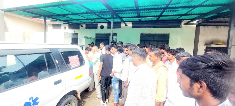 मार्बल फैक्ट्री मैं करंट द्वारा पप्पू गिरी की मौत पर प्रदर्शन कर परिवार को मुआवजा दिलाया
