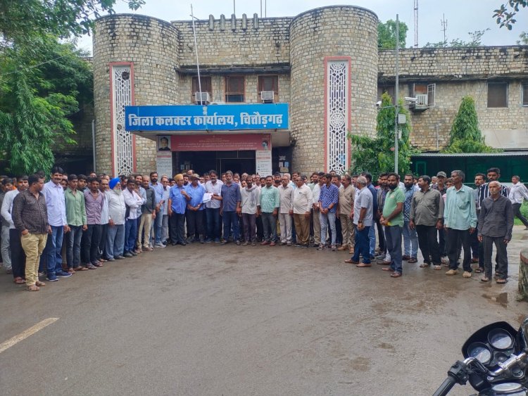 जबरन घुस कर मकान व खेत की दिवार तोड़ की फसल नष्ट ग्रामीणों ने कलेक्ट्रेट पर मानव श्रृखंला बना विरोध प्रदर्शन कर सीएम के नाम जिला कलेक्टर को सौपा ज्ञापन।