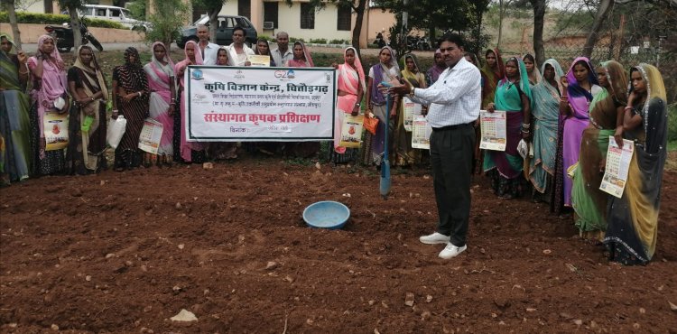 जैविक खेती प्रशिक्षण में सिखाया जैविक खाद बनाने का तरीका