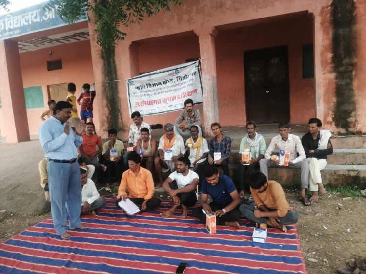 किसानों को समझाया मक्का एवं सोयाबीन की फसल में खरपतवार नियंत्रण का तरीका