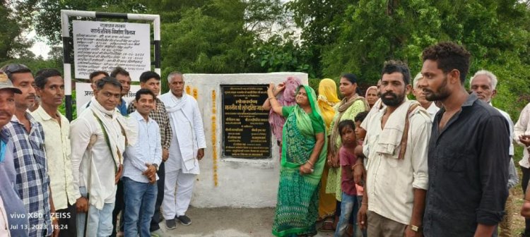 कश्मोर से बरदी सिंह जी का खेड़ा सड़क का राज्यमंत्री सुरेंद्र सिंह जाड़ावत ने किया उद्घाटन, कहा- सरकार की पहली प्राथमिकता है गांव में हो अच्छी सड़के।