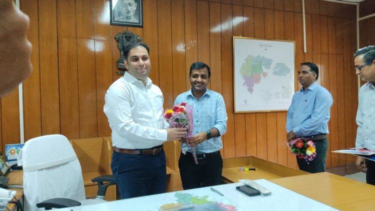 नवनियुक्त जिला कलक्टर सामरिया ने पदभार ग्रहण किया