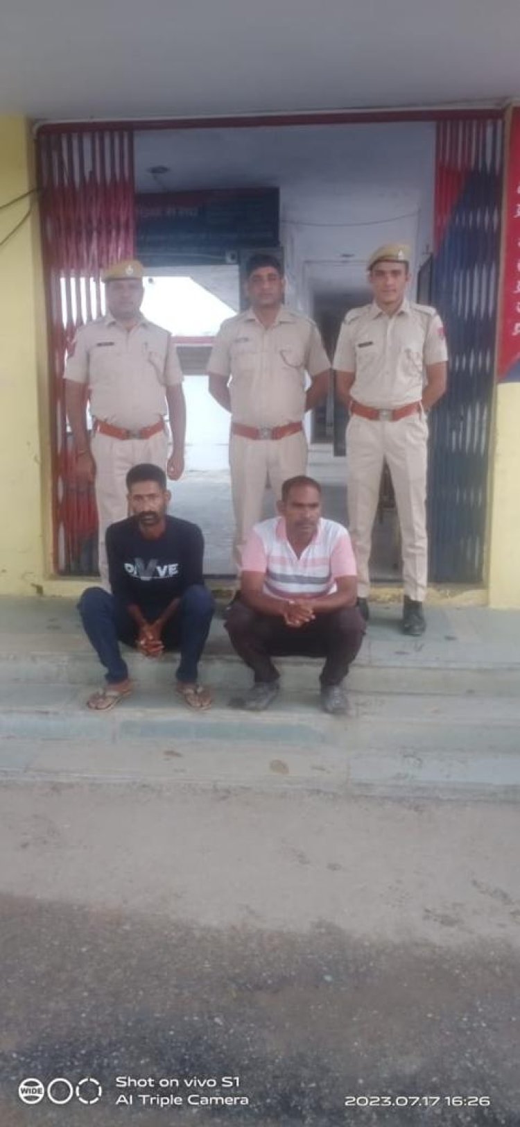 अवैध देशी कट्टे के साथ दो गिरफ्तार, बोलेरो जब्त।