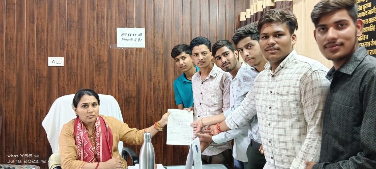 बड़ी सादड़ी एन एस यू आई कार्यकताओं ने उपखण्ड अधिकारी को सौंपा ज्ञापन जोधपुर में हुए नाबालिग लड़की के साथ बलात्कार के आरोपियों को सख्त से सख्त सजा दिलाने की की मांग