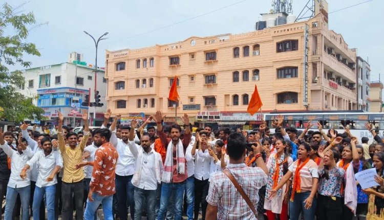 विद्यार्थी परिषद ने मानव श्रृंखला बनाकर किया चक्का जाम
