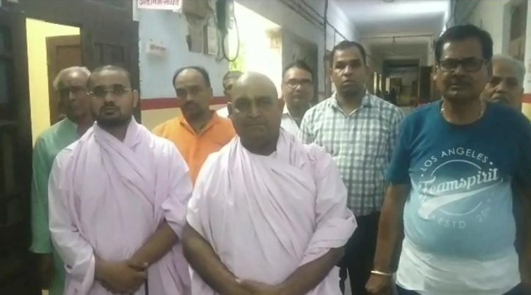 रामद्वारा के आसपास मांसाहार की दुकाने खुलने को लेकर आक्रोश, भक्तों के साथ जिला कलेक्टर को ज्ञापन देने पहुंचे संत।