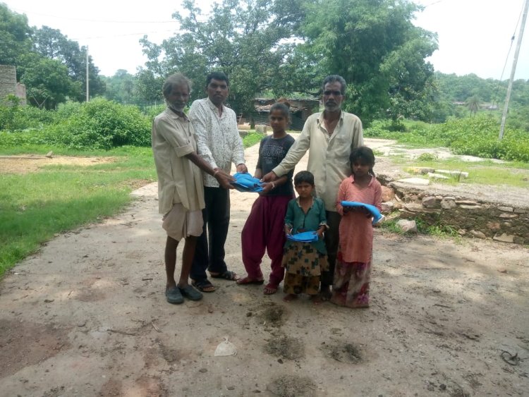 आफरो का तालाब गांव में 101 बच्चों को रंगीन वस्त्र वितरण किया