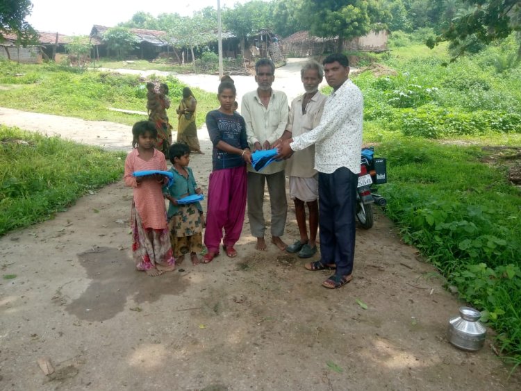 आफरो का तालाब गांव में 101 बच्चों को रंगीन वस्त्र वितरण किया
