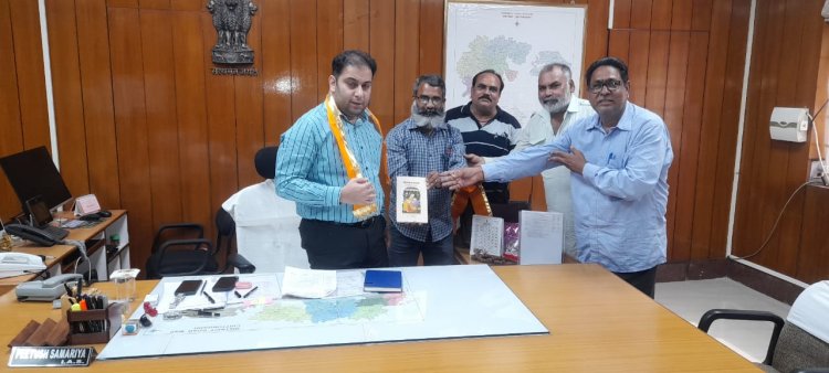 अन्य विभागों में लगे शिक्षकों को कार्यमुक्त करने की मांग, जिला कलेक्टर को सौंपा ज्ञापन।