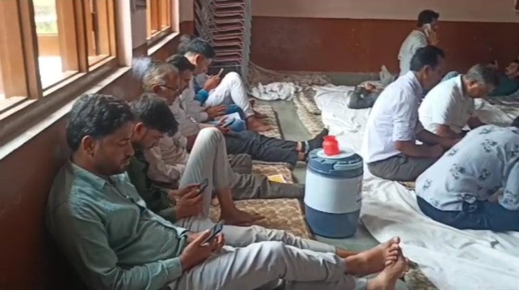 शिक्षा के स्तर को सर्वश्रेष्ठ बनाने के लिए गंगरार में आयोजित प्रशिक्षण शिविर में शिक्षक मोबाइल से जुड़े वीडियो वायरल हो रहे हैं।