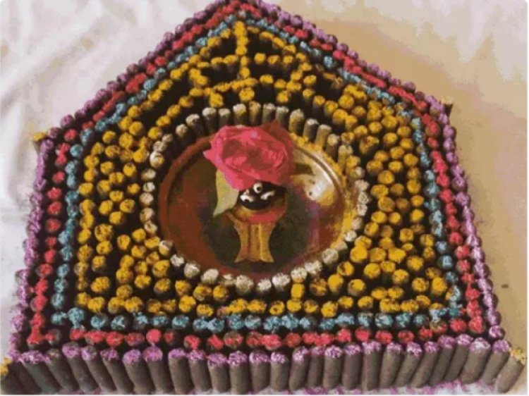 सावन के चौथे सोमवार पर शिवालयों में उमड़े भक्त मंदिरों में की विशेष पूजा अर्चना मिट्टी के 1008 शिवलिंग की रोजना हो रही पूजा