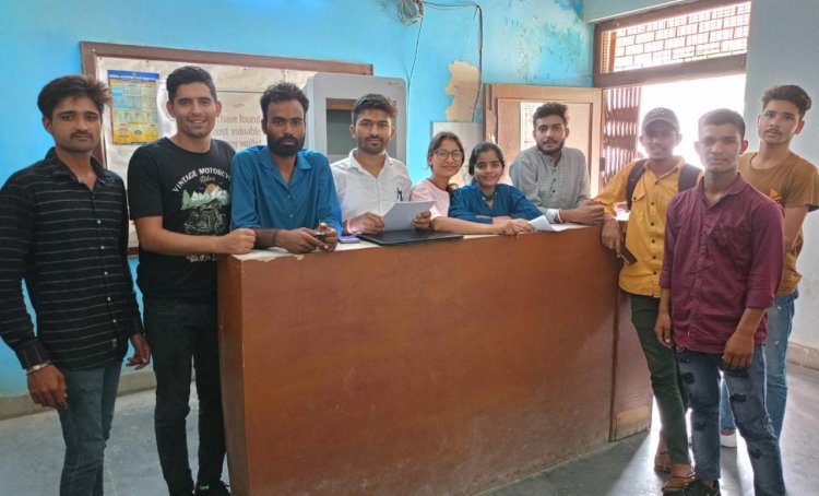 महाराणा प्रताप पीजी कॉलेज में एनएसयूआई ने लगाई हेल्प डेस्क।