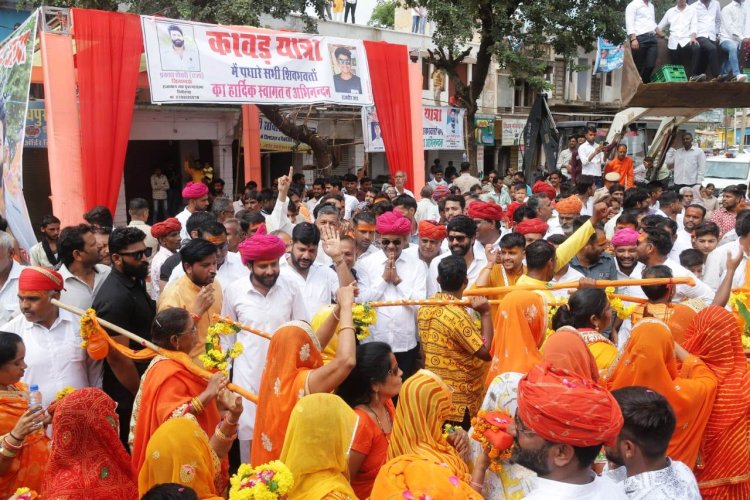 सावा मे निकाली भव्य कावड़ यात्रा, विधायक आक्या ने पुष्पवर्षा कर स्वागत किया।