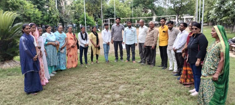 जिला कलेक्टर एवं मुख्य कार्यकारी अधिकारी को मुख्यमंत्री के नाम सौंपा ज्ञापन।