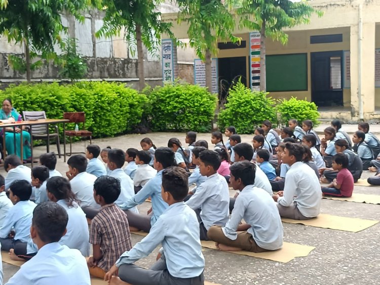 स्कूली बच्चों को खिलौना सामग्री भेंट की