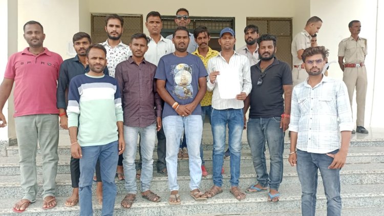 नरसिंहपूरा मे नाबालिक से दरिंदगी के सभी दोषियों को फांसी देने की मांग को लेकर सौंपा ज्ञापन।
